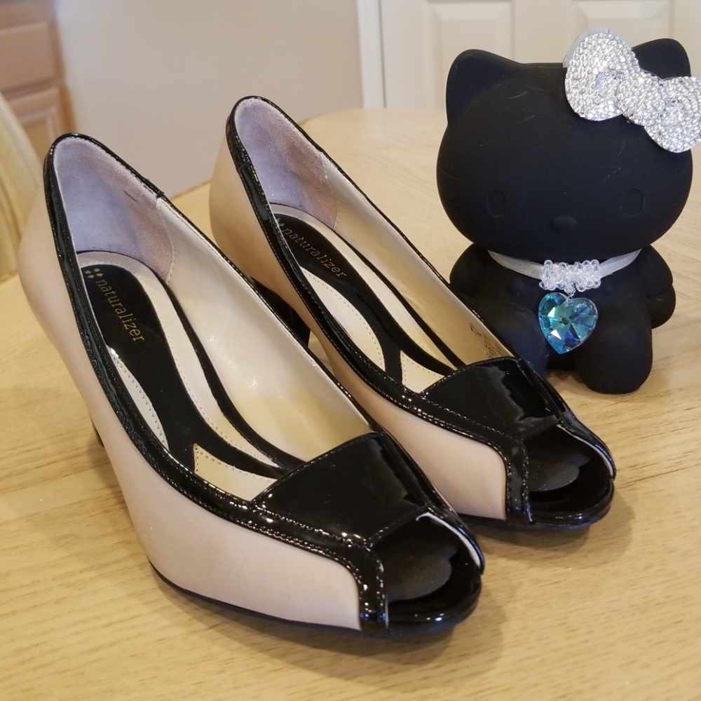 💖HOST PICK💖 Two Tone Naturalizer Pumps